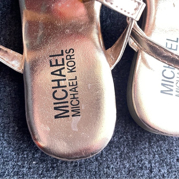 Girls Michael Kors Lil‎ Mandy Thong Sandals Gold Size 10 - Picture 3 of 5